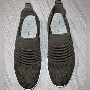 Clarks Ezra Walk Olive Green Stretchy Sneakers Sz 9